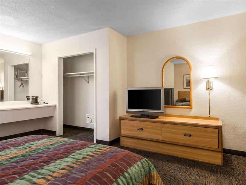 Rodeway Inn & Suites Colorado Springs Exteriör bild