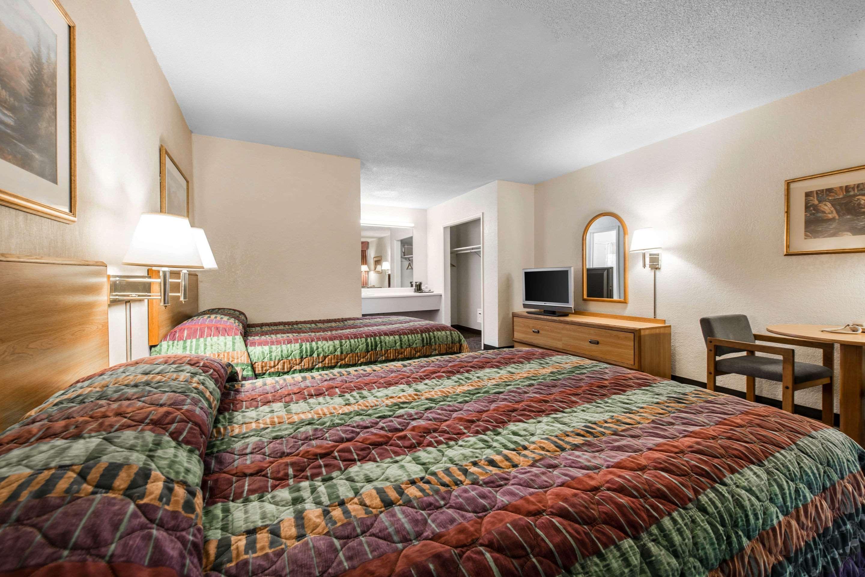Rodeway Inn & Suites Colorado Springs Exteriör bild