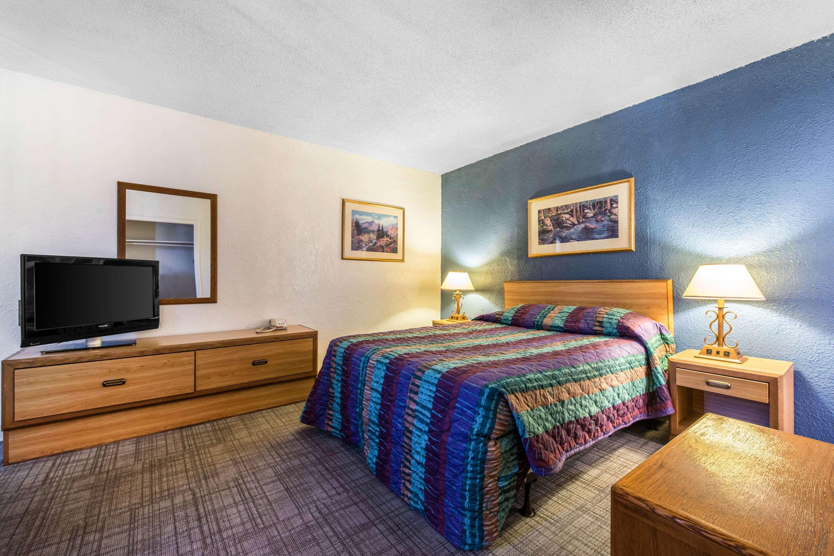 Rodeway Inn & Suites Colorado Springs Exteriör bild