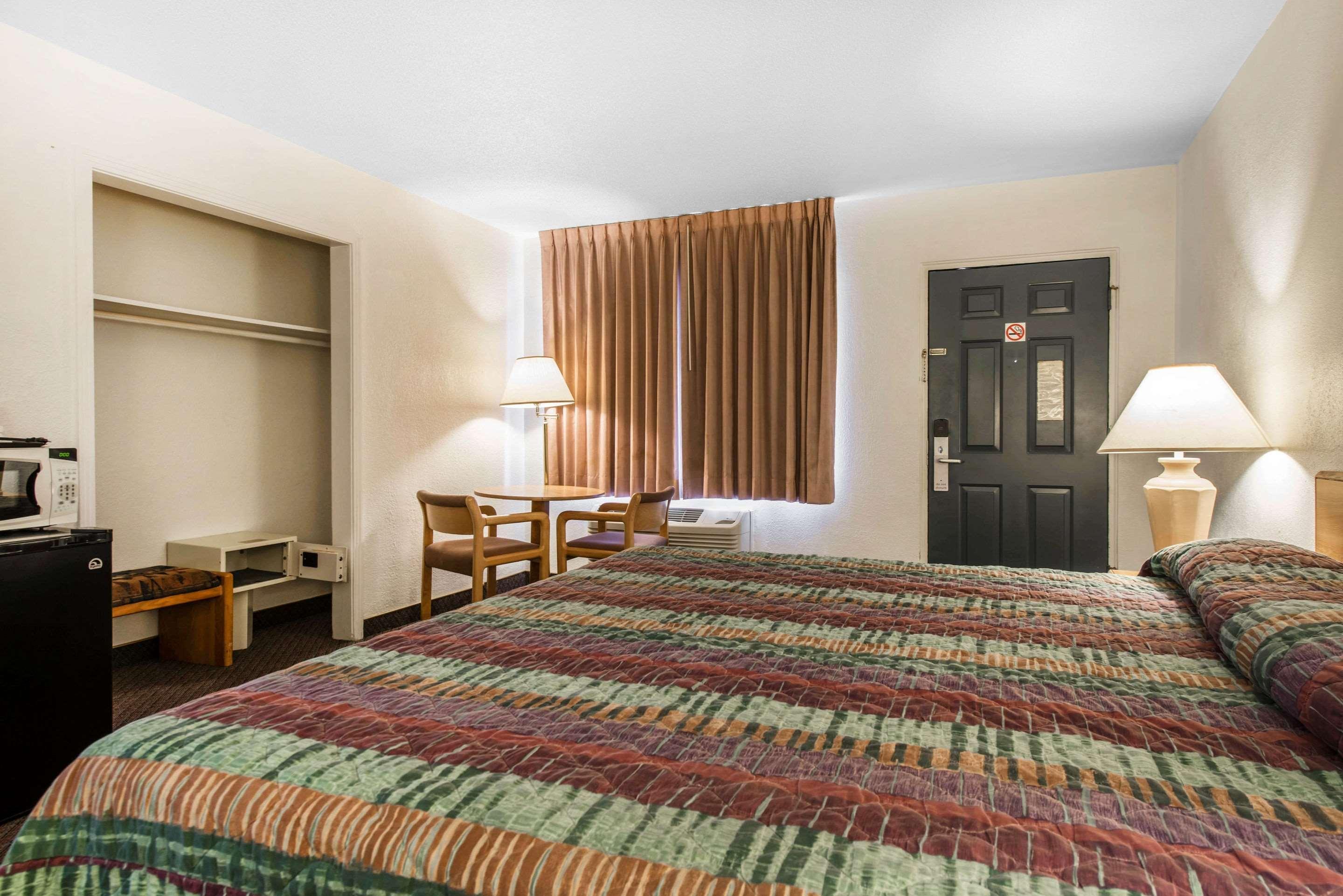 Rodeway Inn & Suites Colorado Springs Exteriör bild