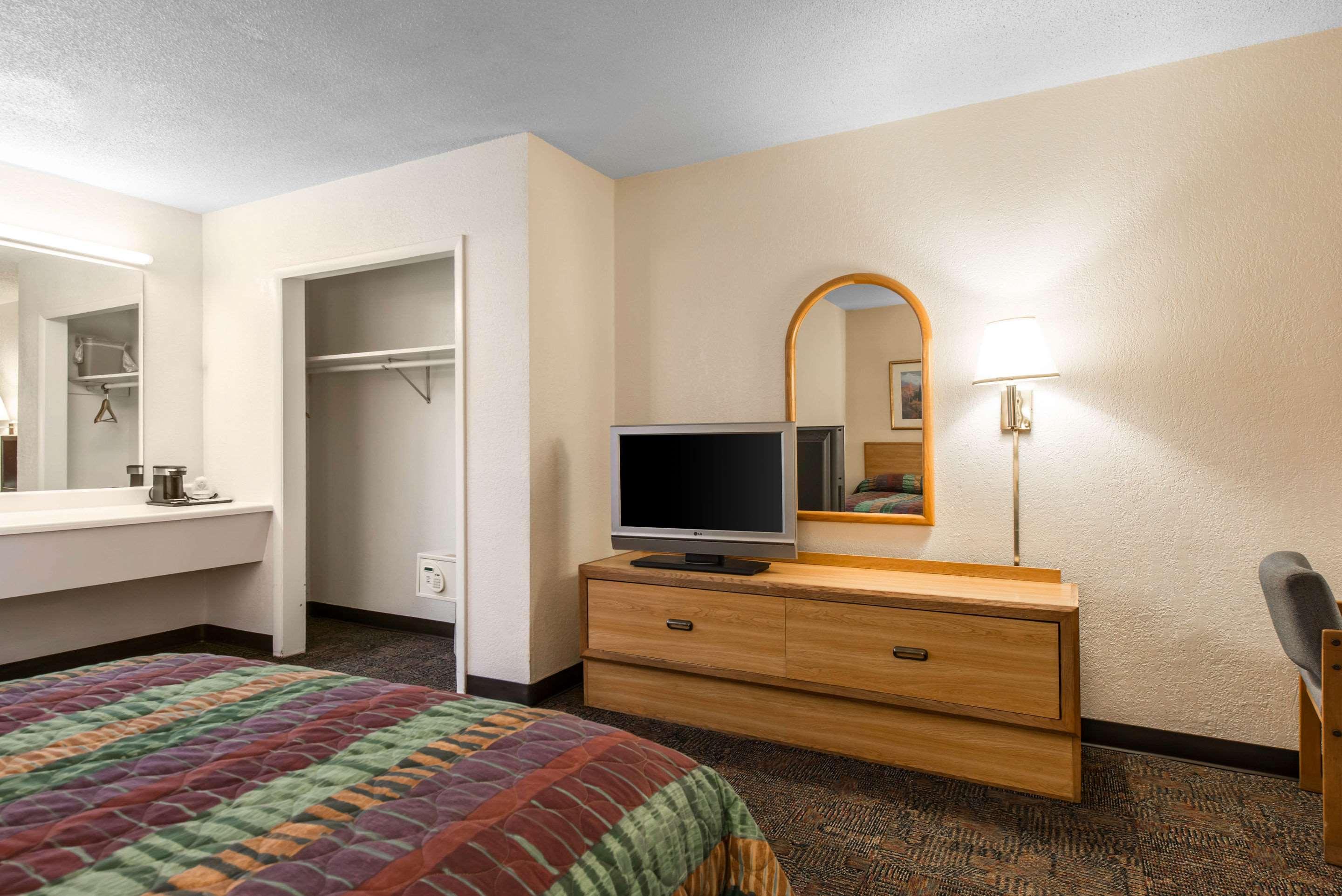 Rodeway Inn & Suites Colorado Springs Exteriör bild