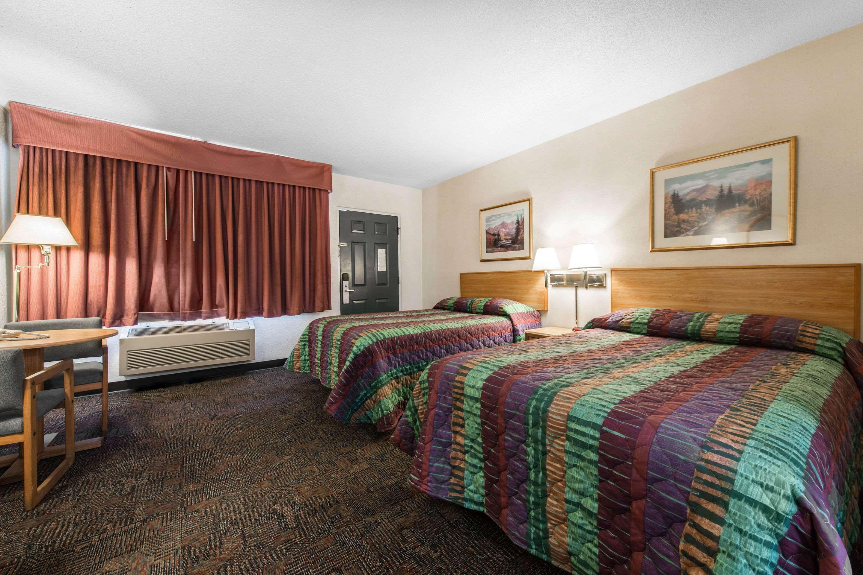 Rodeway Inn & Suites Colorado Springs Exteriör bild