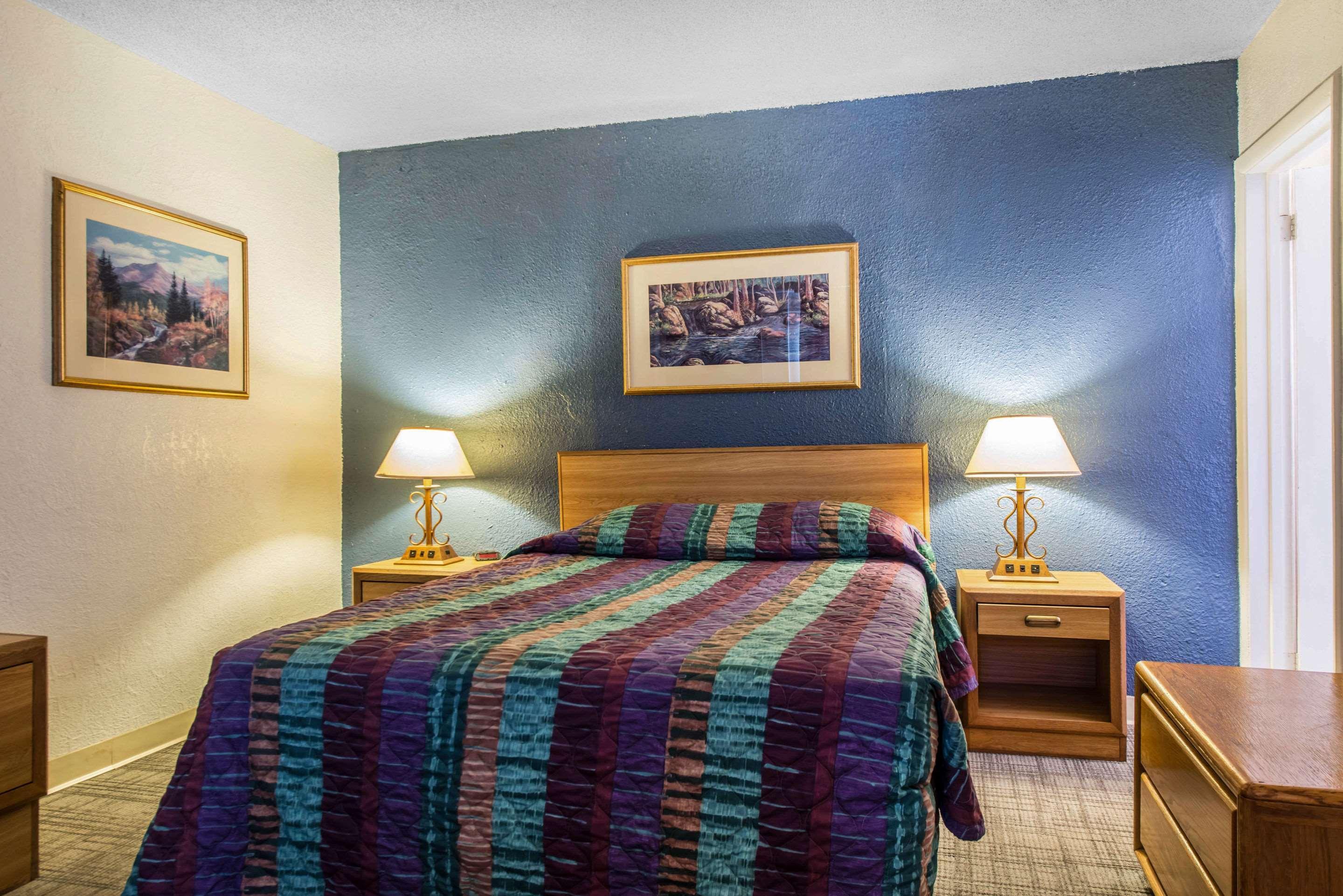 Rodeway Inn & Suites Colorado Springs Exteriör bild