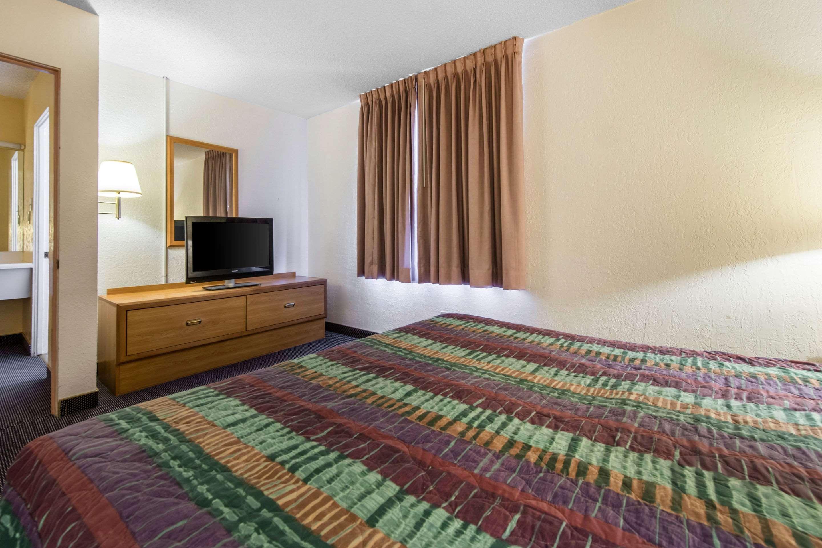 Rodeway Inn & Suites Colorado Springs Exteriör bild