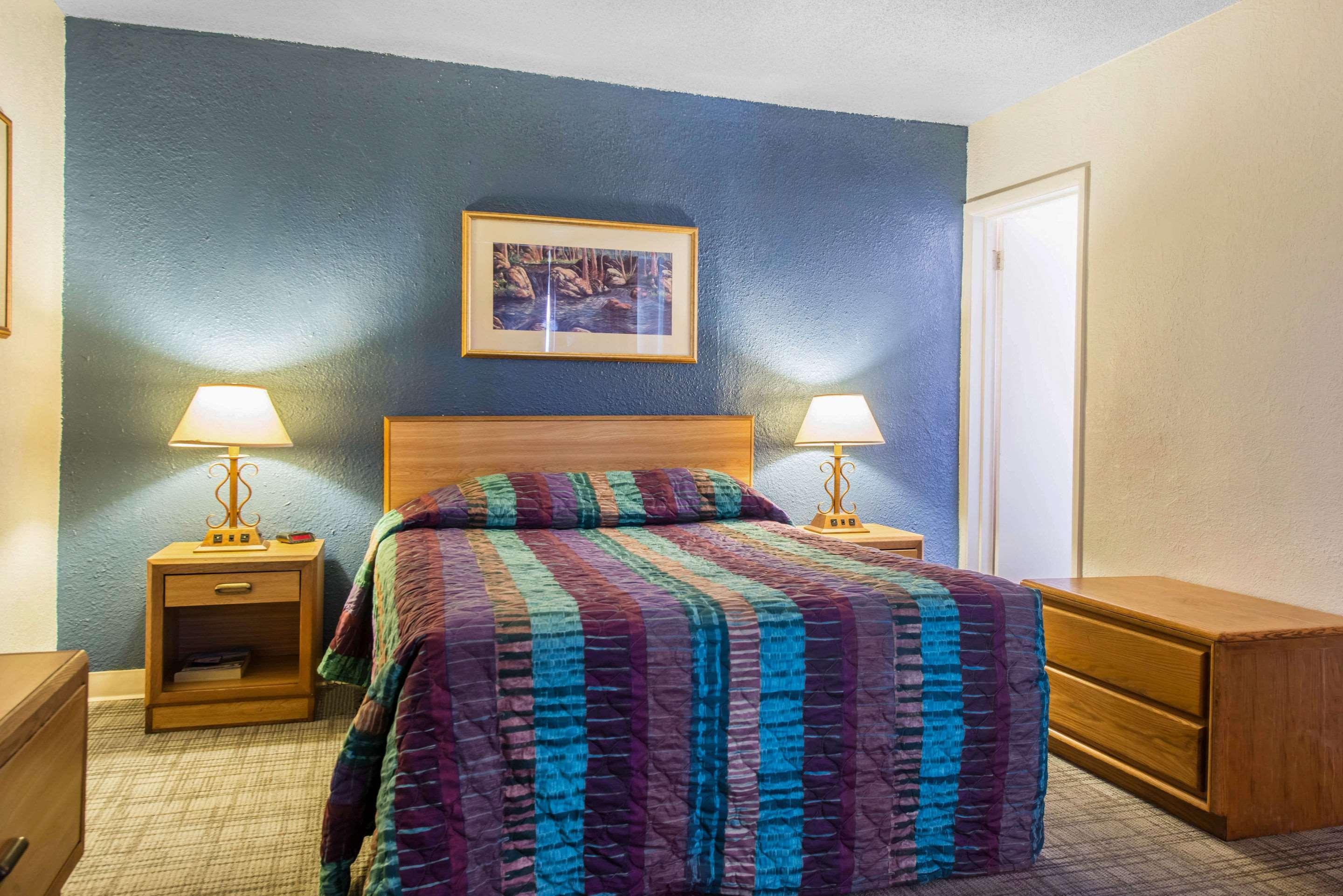 Rodeway Inn & Suites Colorado Springs Exteriör bild