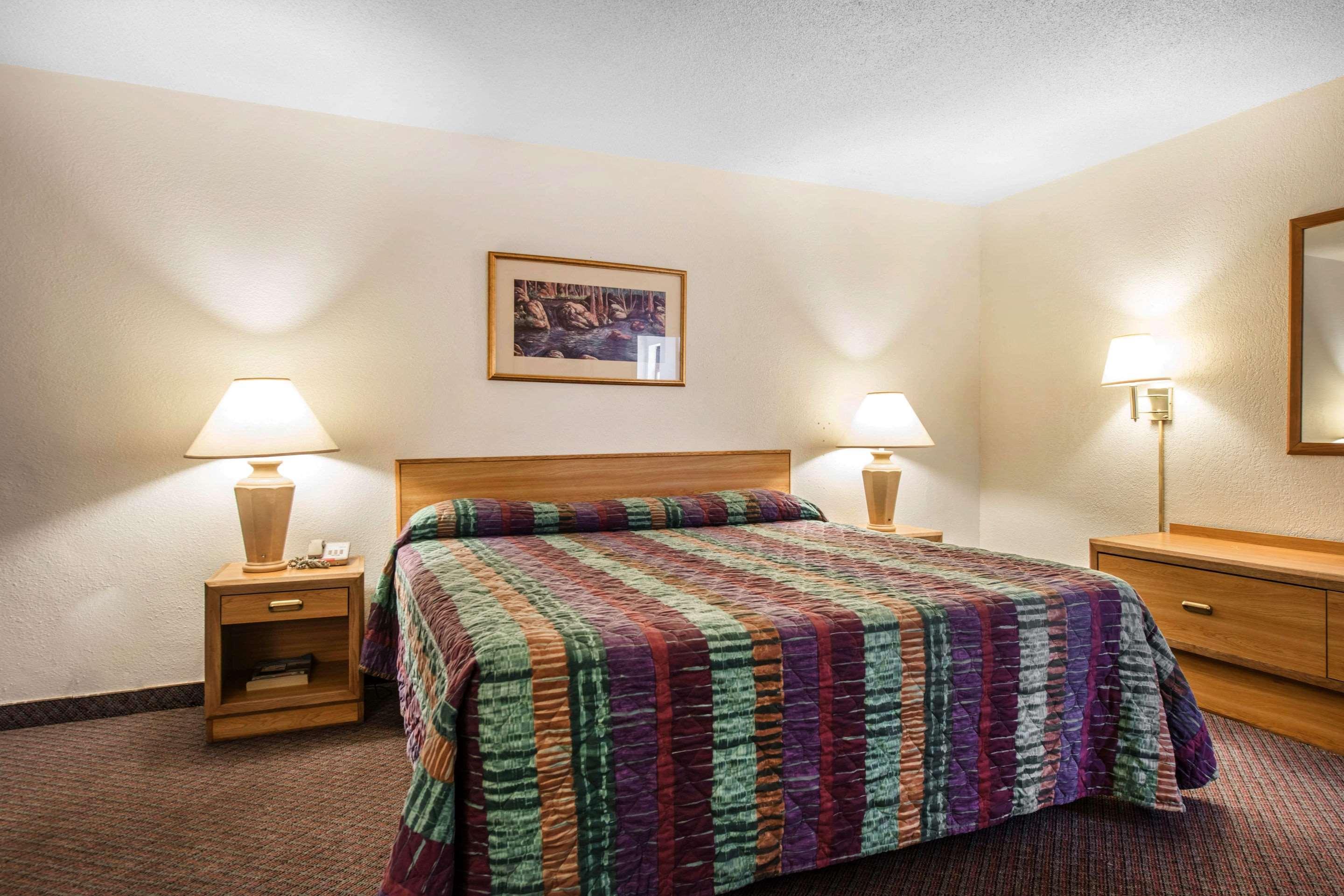 Rodeway Inn & Suites Colorado Springs Exteriör bild
