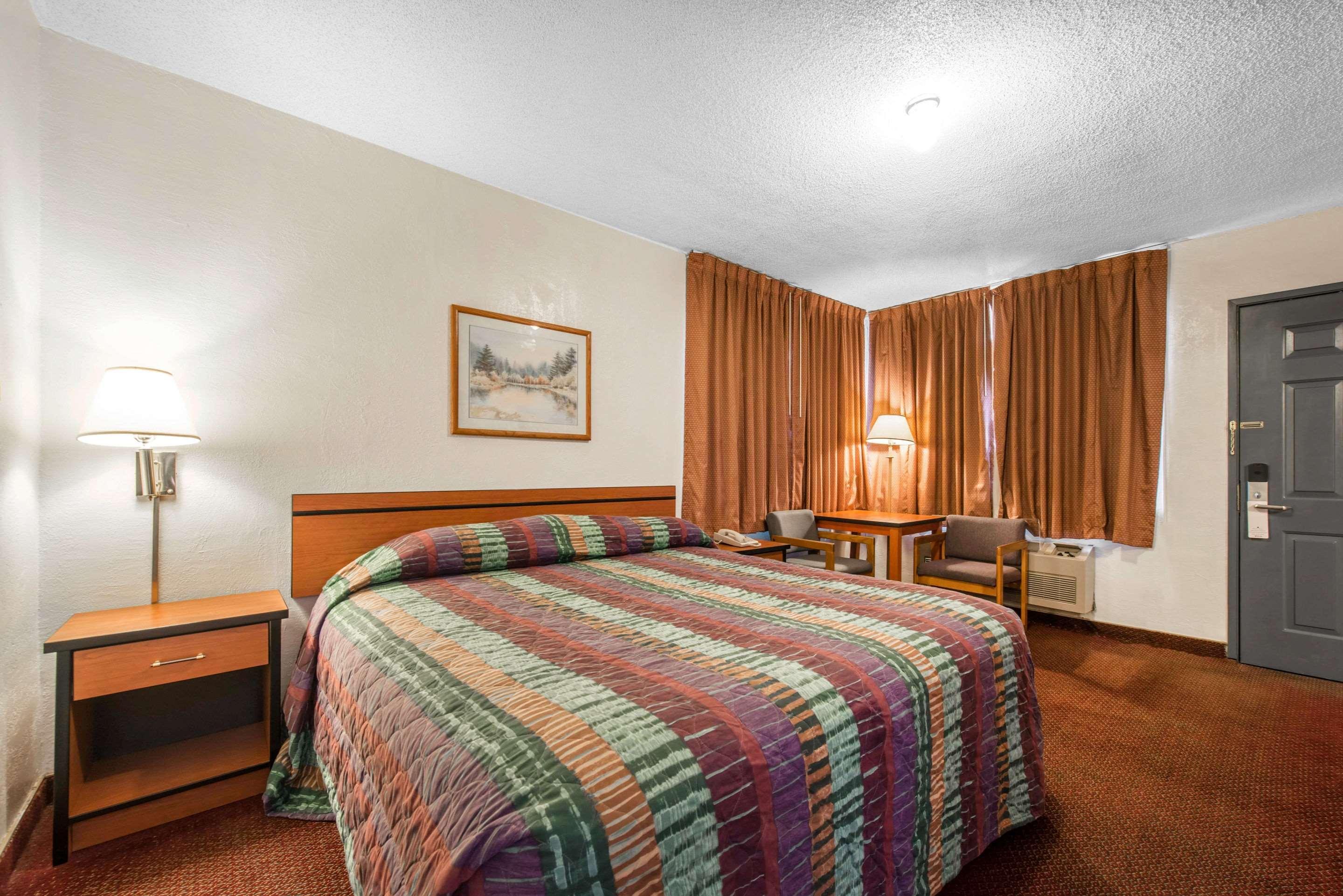 Rodeway Inn & Suites Colorado Springs Exteriör bild