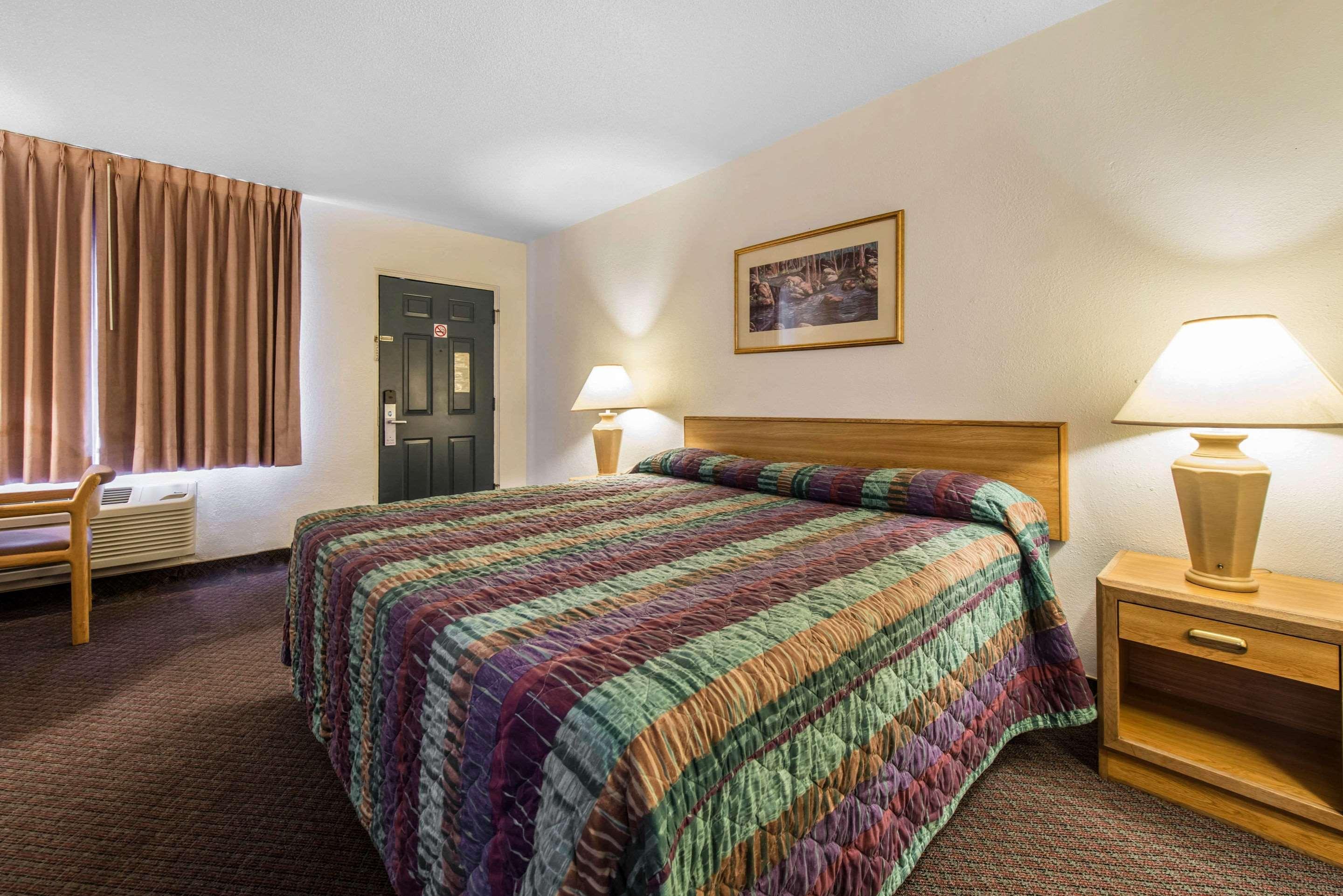 Rodeway Inn & Suites Colorado Springs Exteriör bild