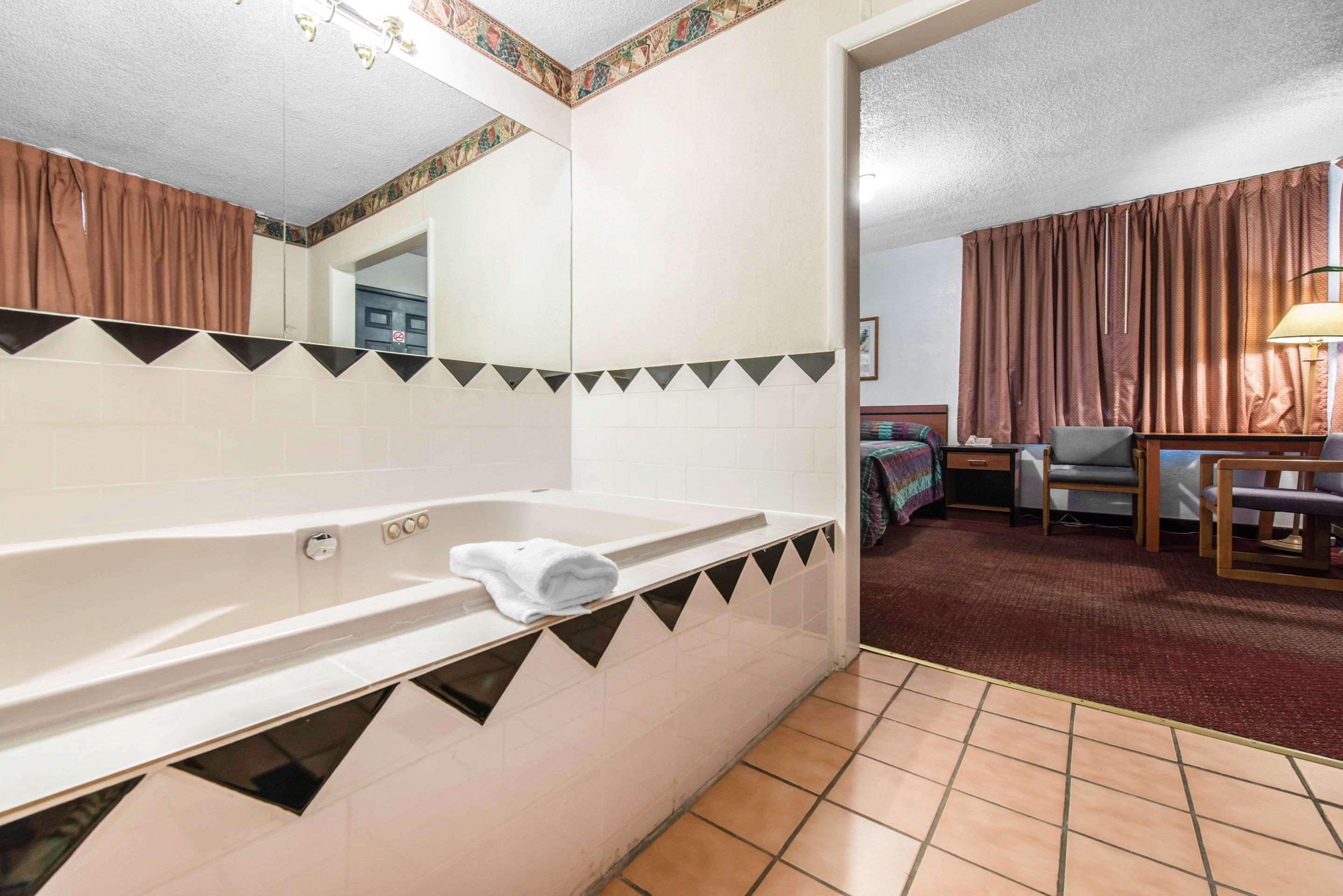 Rodeway Inn & Suites Colorado Springs Exteriör bild